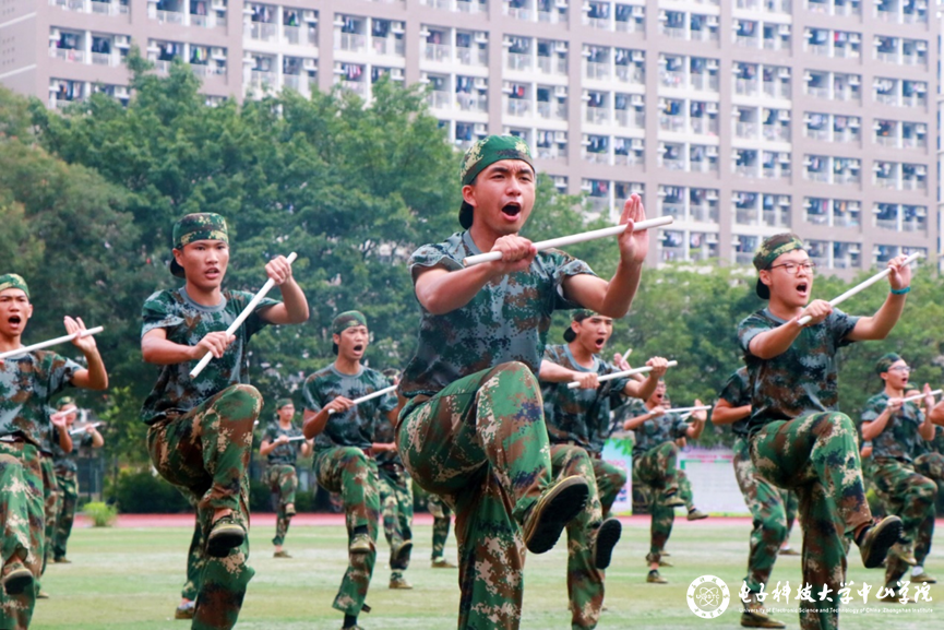 学校举行2017军训汇报暨总结表彰大会